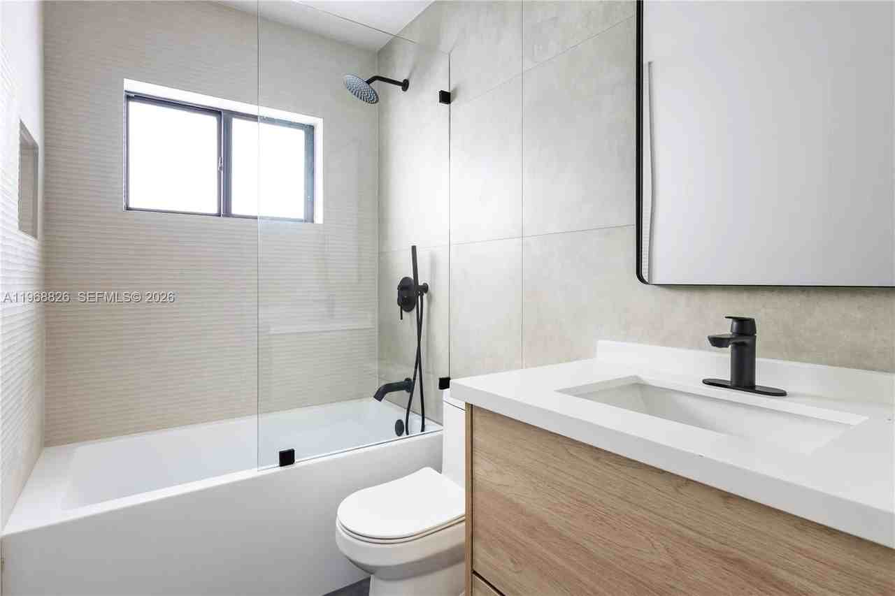 1620 Sw 18th St #1 - Photo 5 of 8