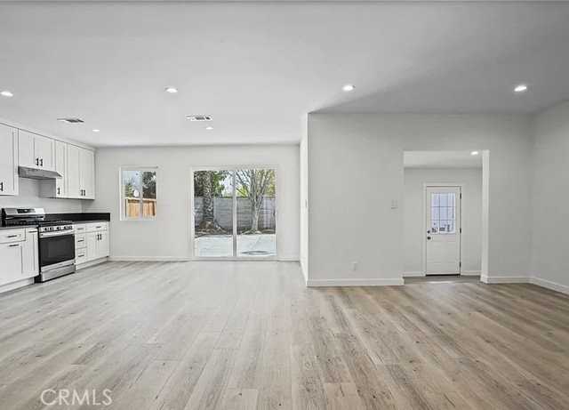 8814 Haskell Ave - Photo 2 of 5