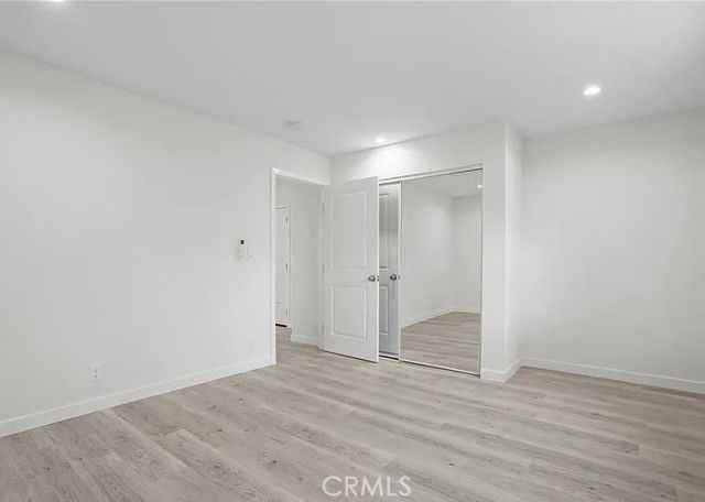 8814 Haskell Ave - Photo 4 of 5