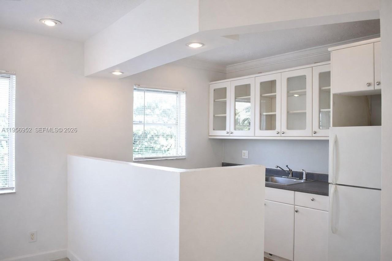 1100 Ne 9th Ave #303 - Photo 3 of 17