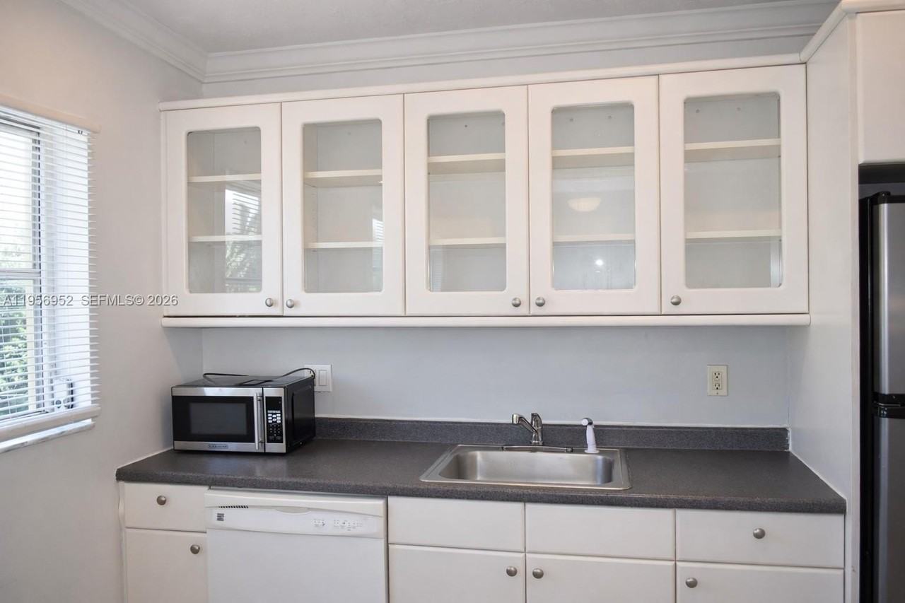 1100 Ne 9th Ave #303 - Photo 4 of 17