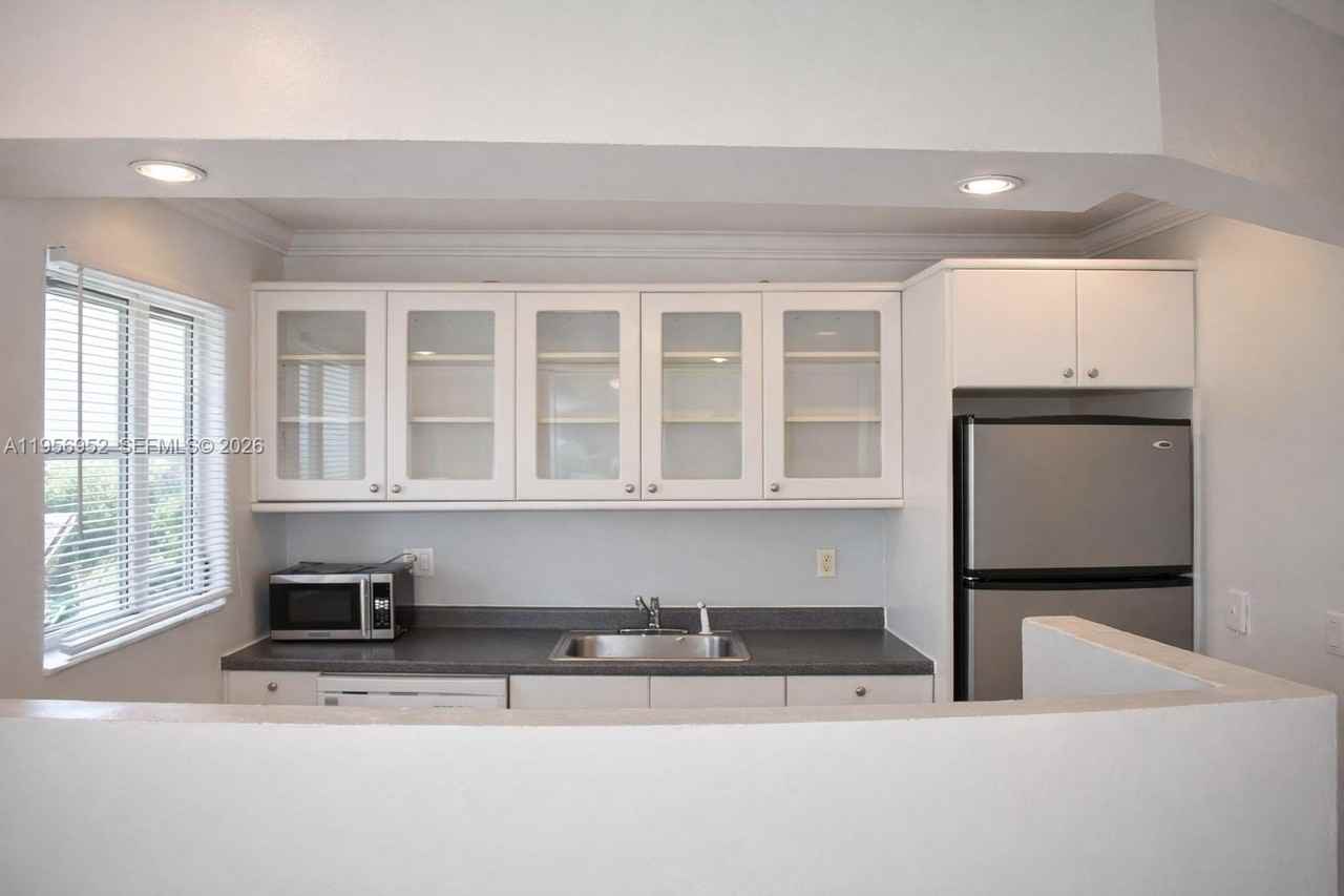 1100 Ne 9th Ave #303 - Photo 5 of 17