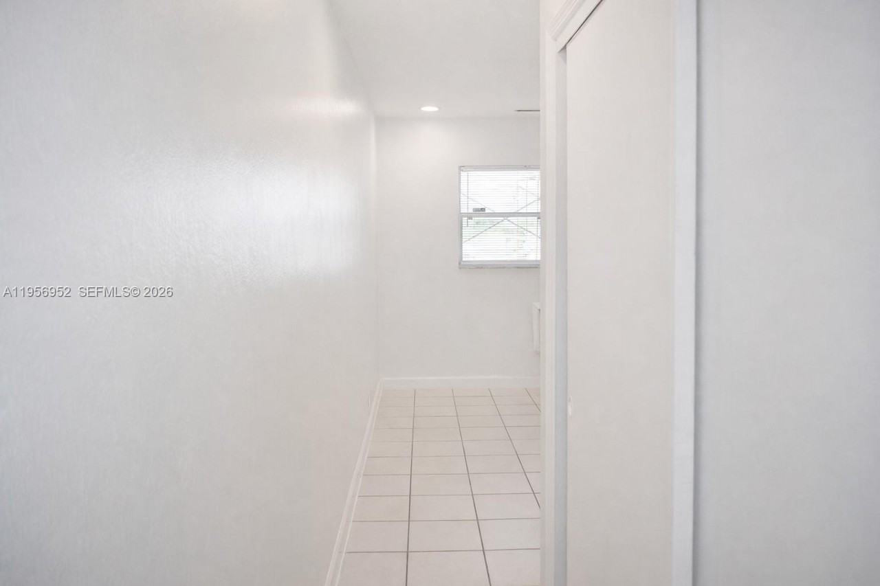 1100 Ne 9th Ave #303 - Photo 6 of 17