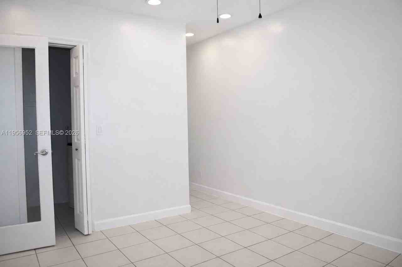 1100 Ne 9th Ave #303 - Photo 7 of 17