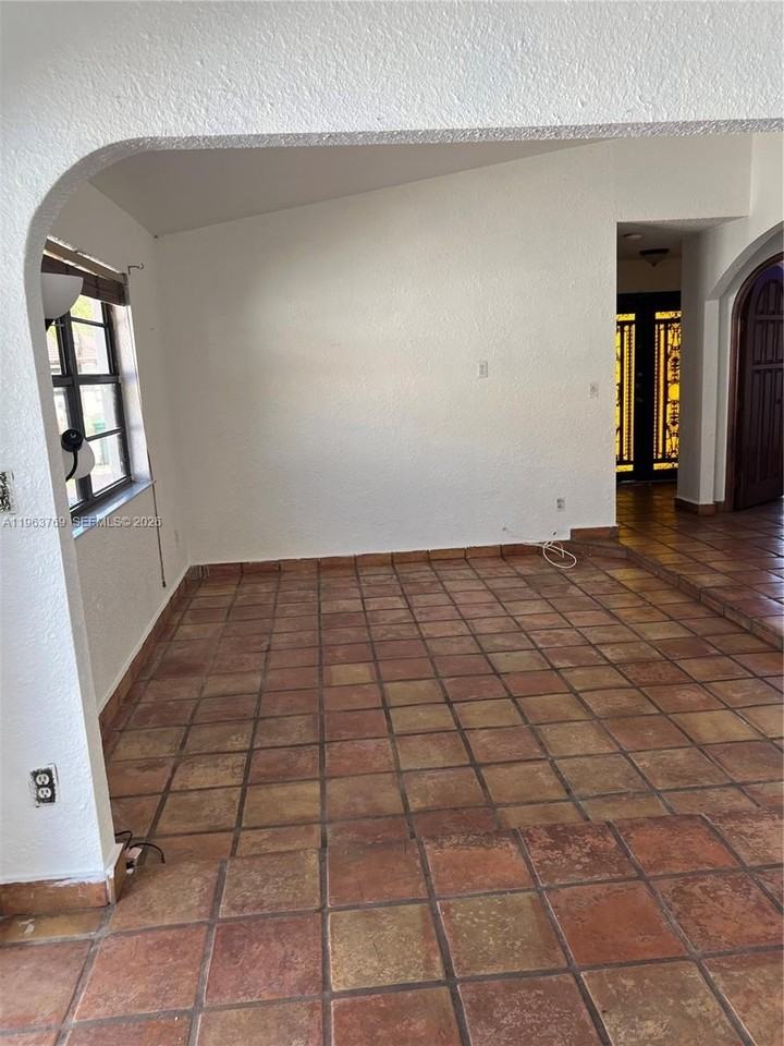 2950 Sw 135th Ave - Photo 4 of 13