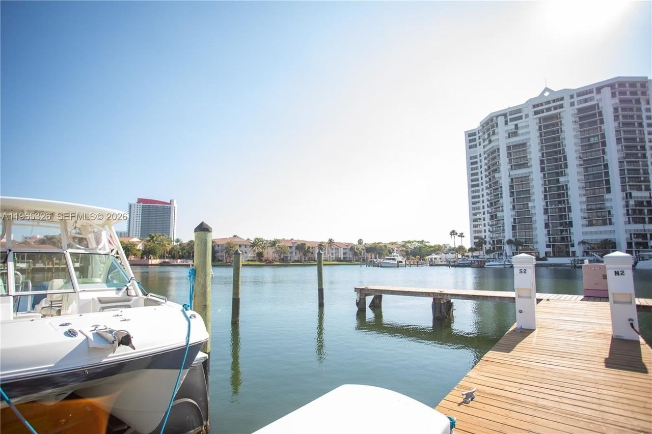 523 Leslie Dr - Photo 2 of 19