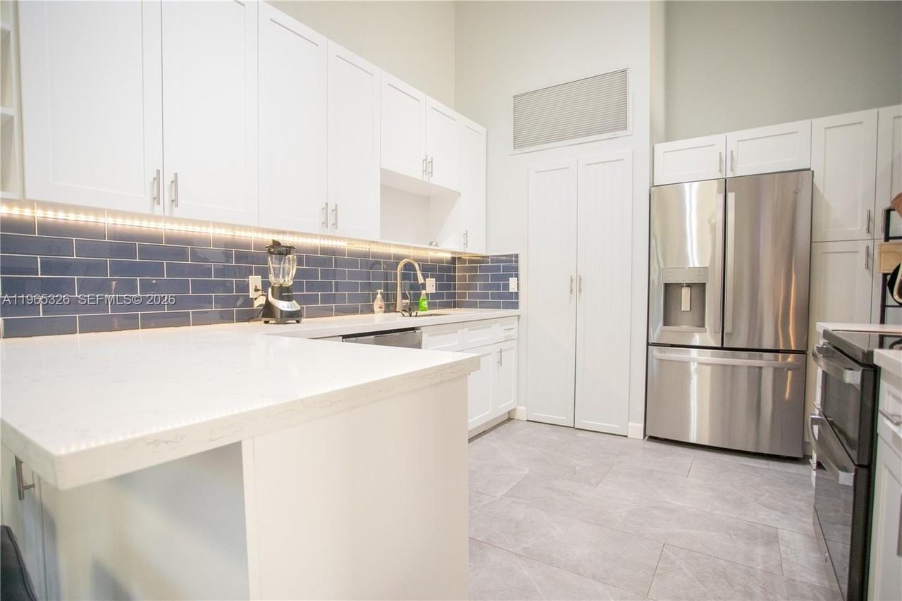 523 Leslie Dr - Photo 3 of 19