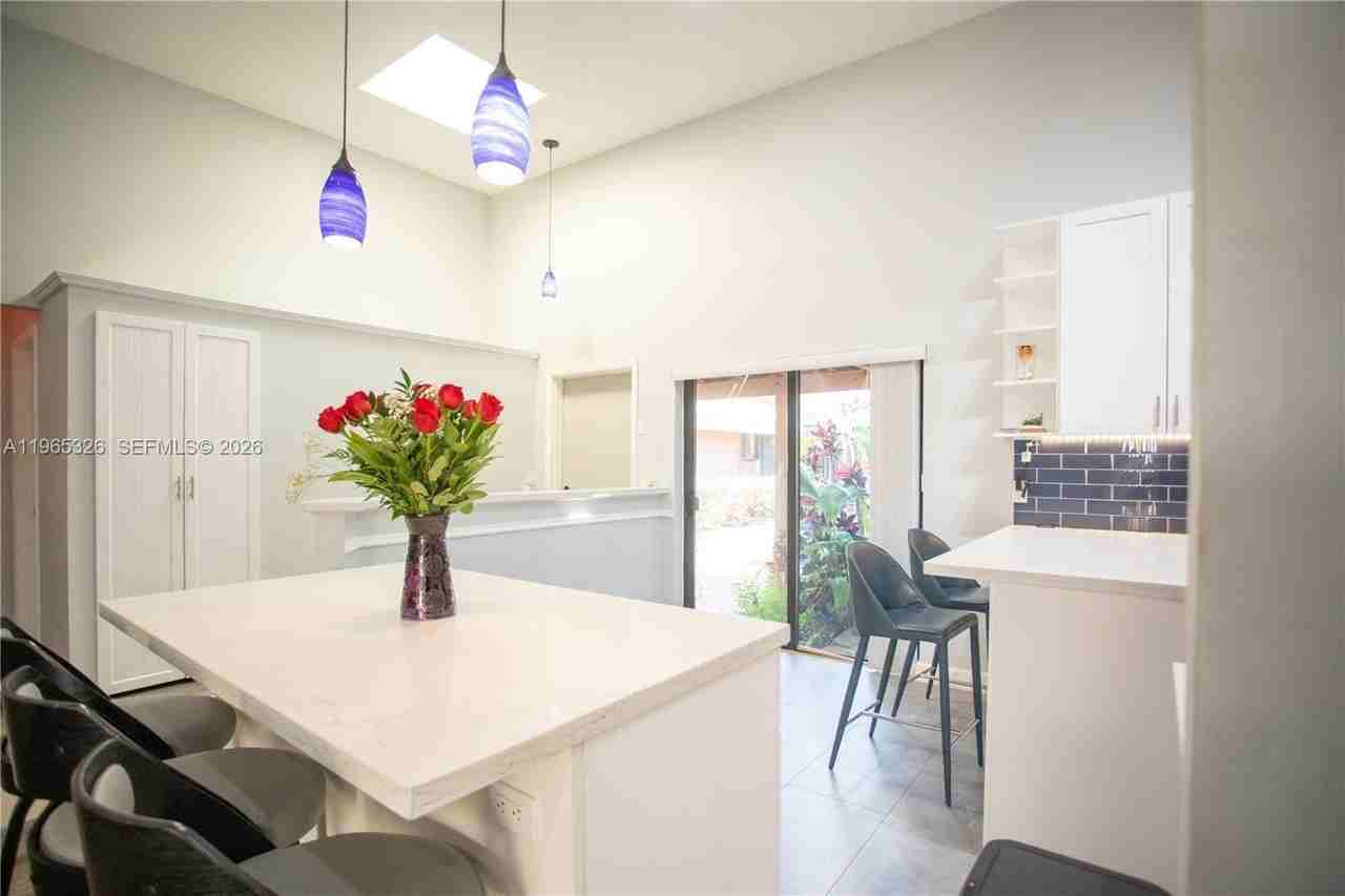 523 Leslie Dr - Photo 5 of 19