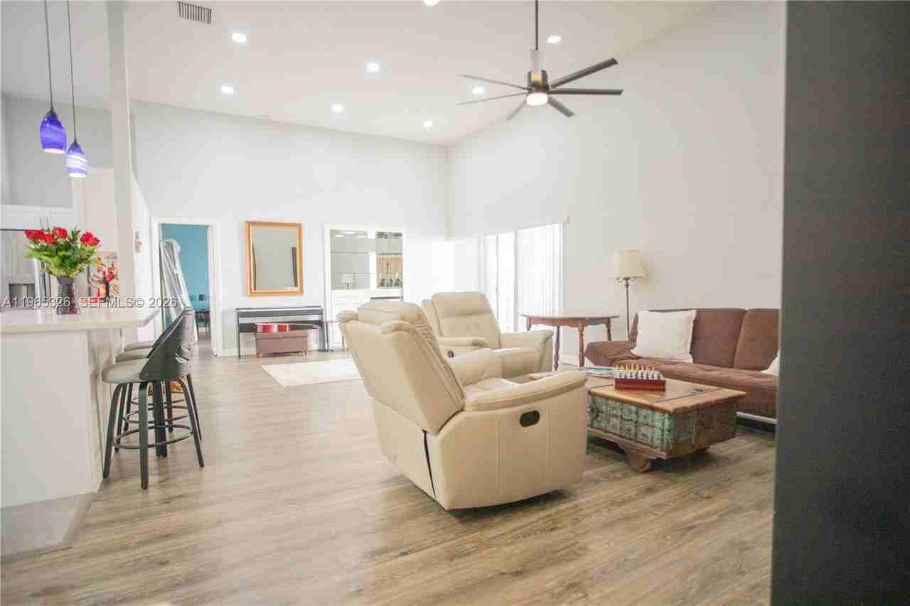 523 Leslie Dr - Photo 6 of 19