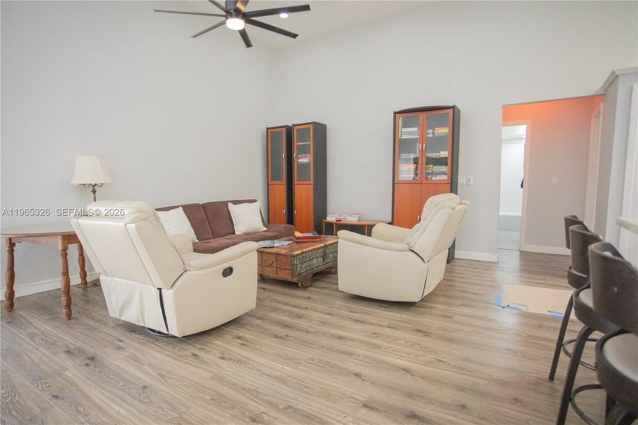 523 Leslie Dr - Photo 7 of 19