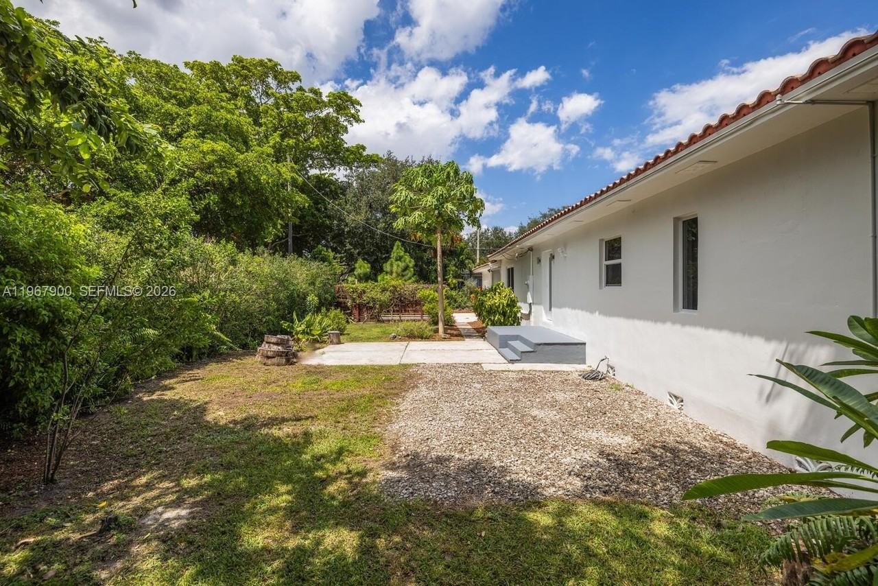 801 Ne 118th St - Photo 5 of 21