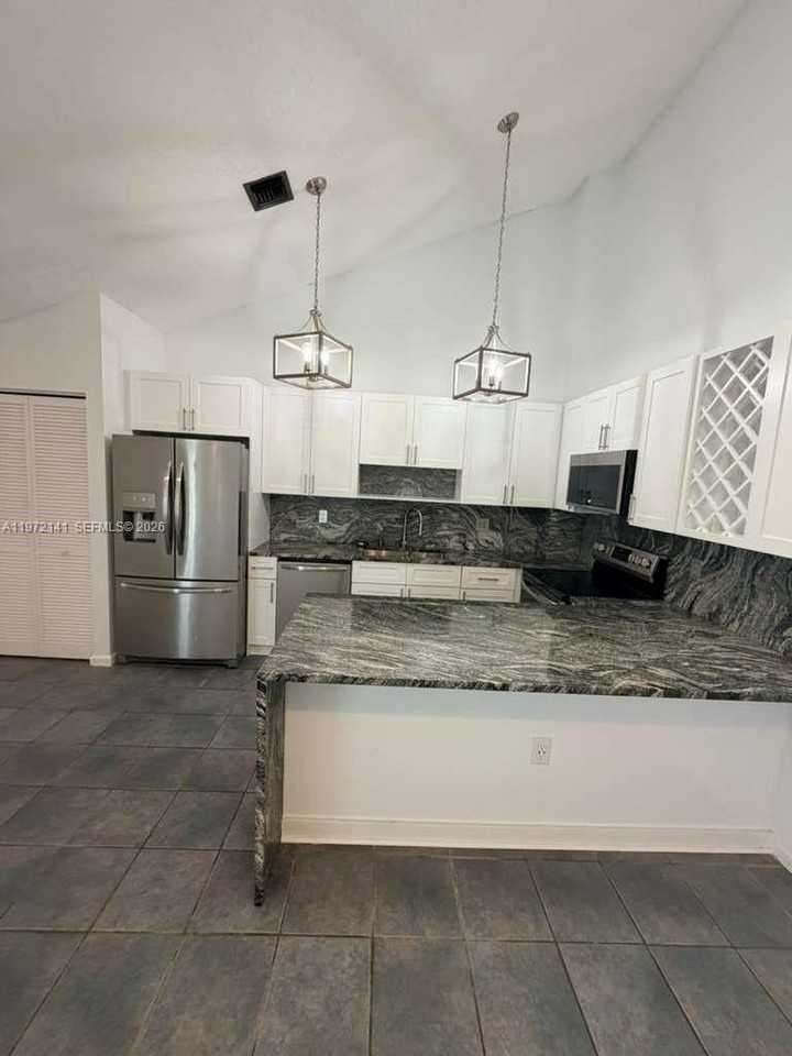 1350 Periwinkle Pl - Photo 4 of 19