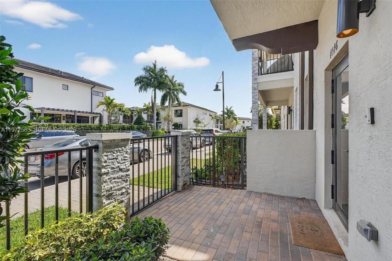 4546 Nw 83rd Ave #4546 - Photo 4 of 36