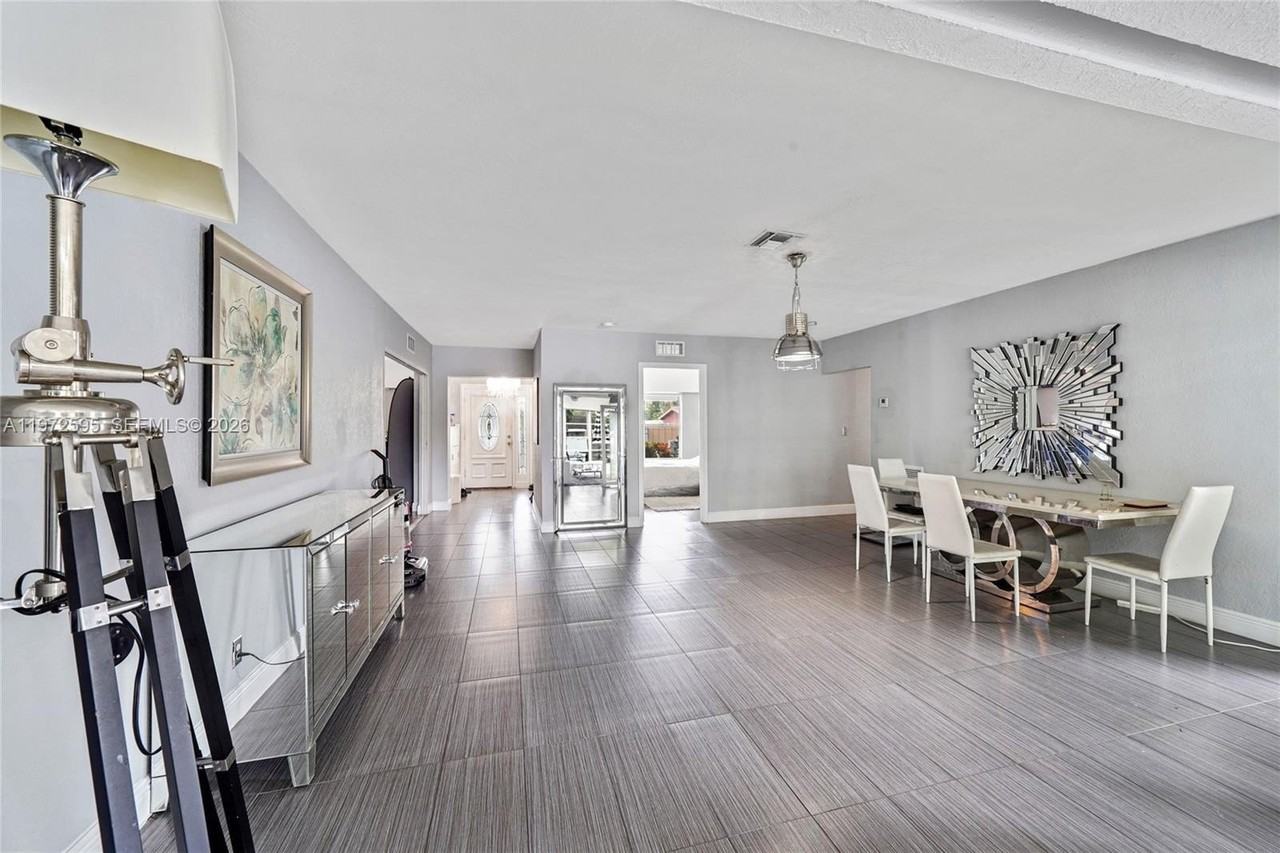 2534 Monroe St - Photo 5 of 37