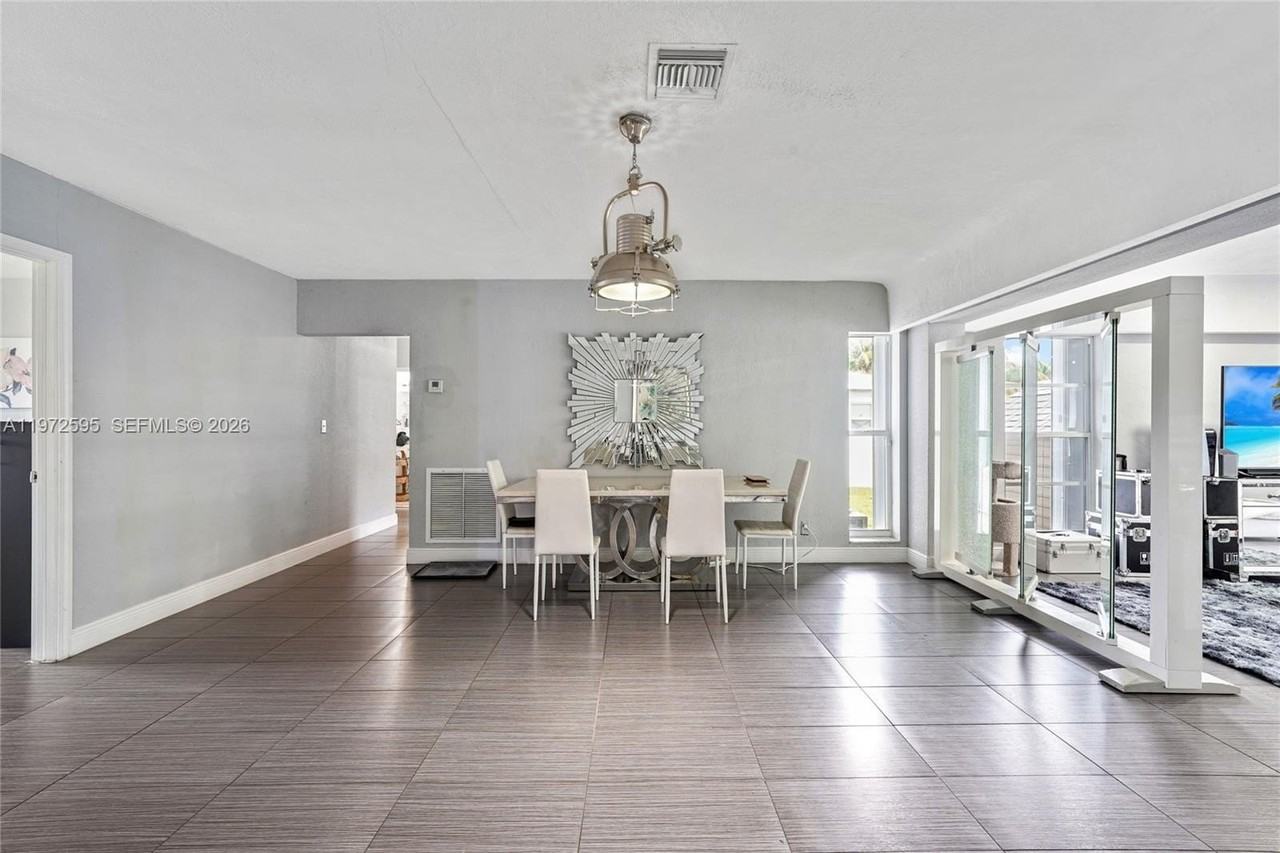 2534 Monroe St - Photo 6 of 37