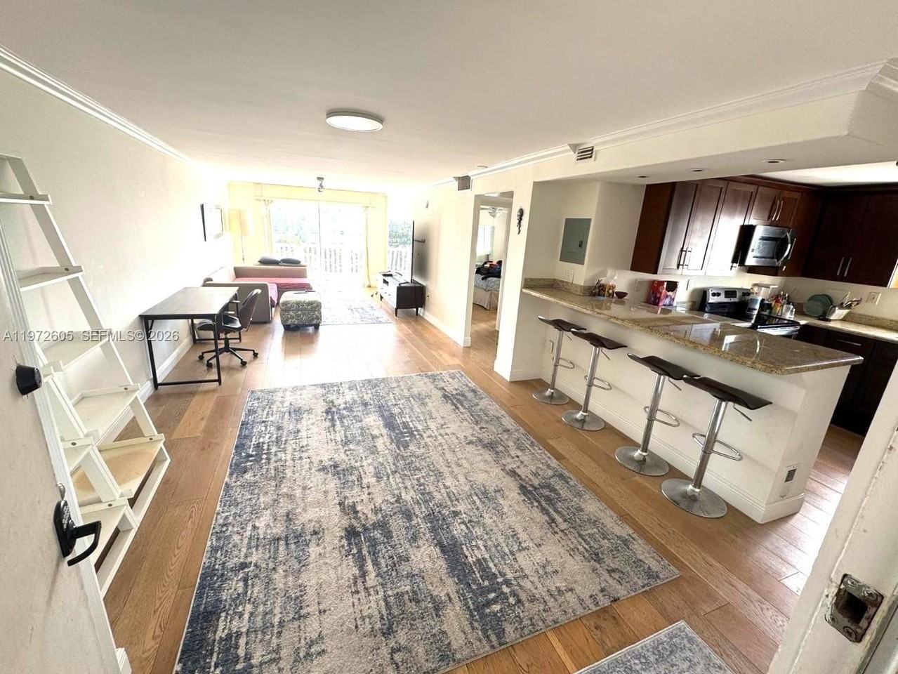 910 Michigan Ave #501 - Photo 7 of 12