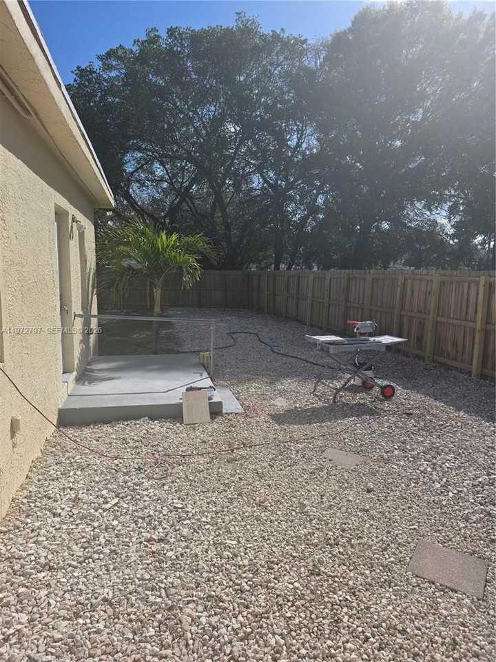 632 Nw 14th Ter #1 - Photo 6 of 9