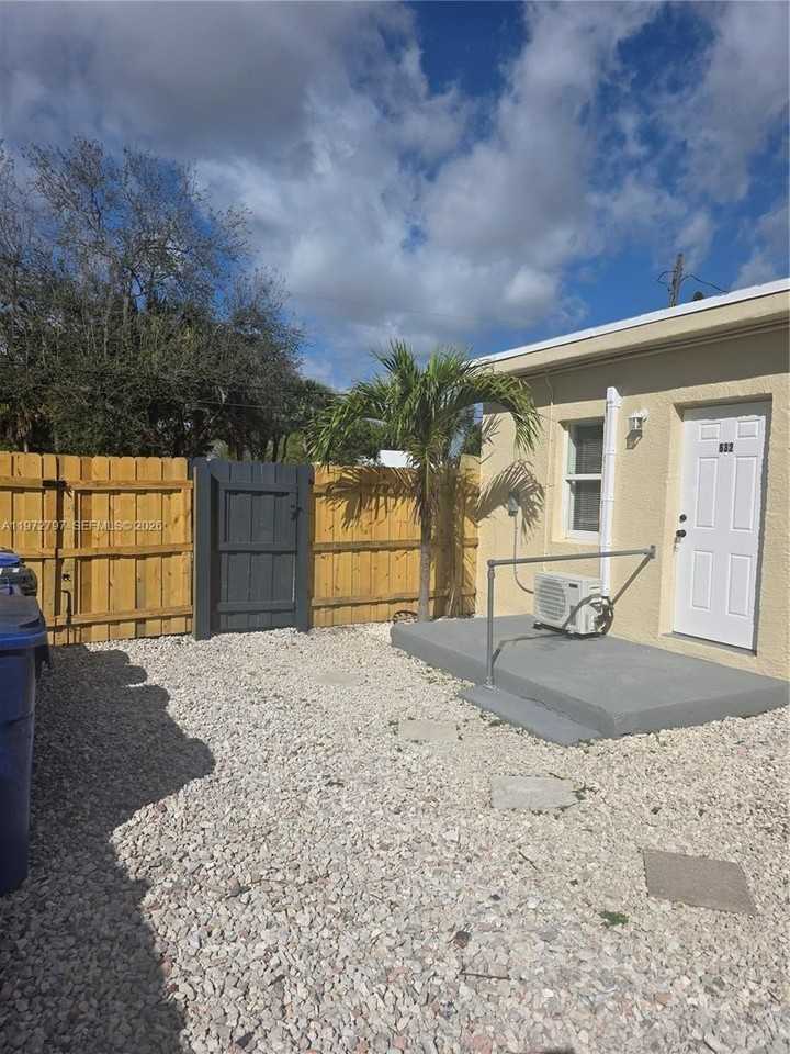 632 Nw 14th Ter #1 - Photo 7 of 9