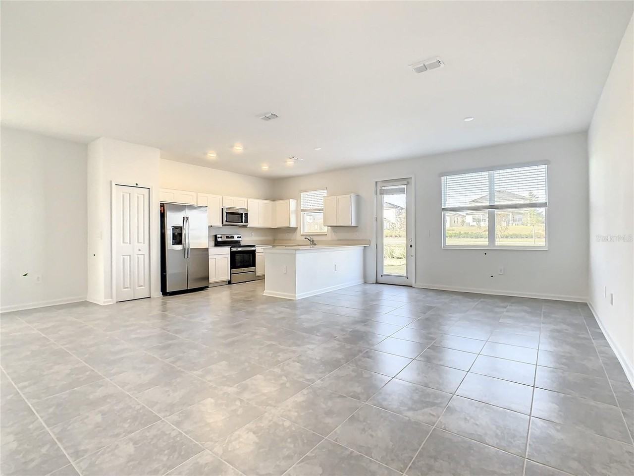 409 Bogey Dr - Photo 4 of 34