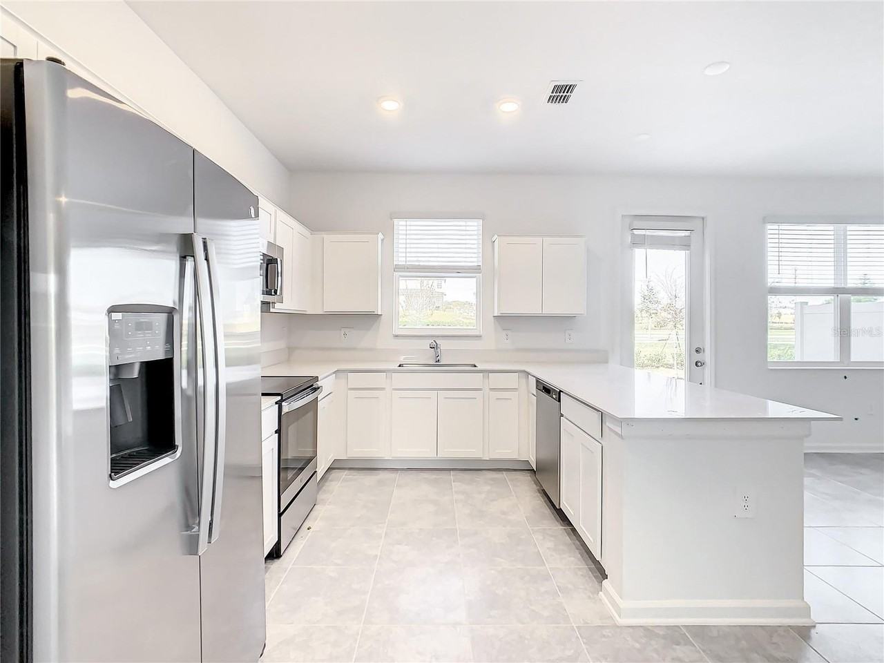 409 Bogey Dr - Photo 5 of 34