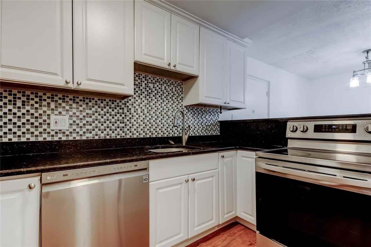 2302 S Manhattan Ave #310 - Photo 7 of 16