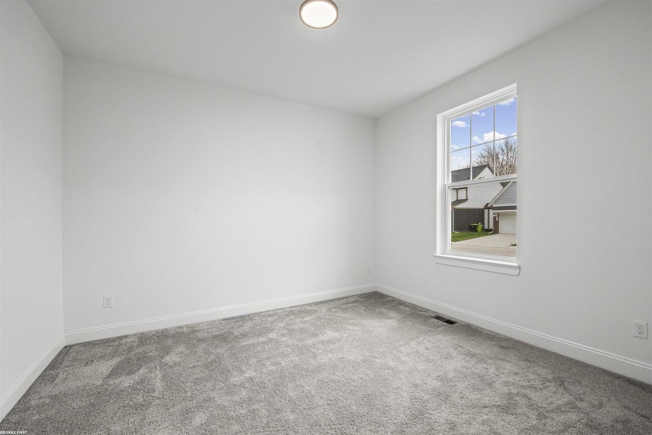 47359 Bayside Cir - Photo 4 of 34