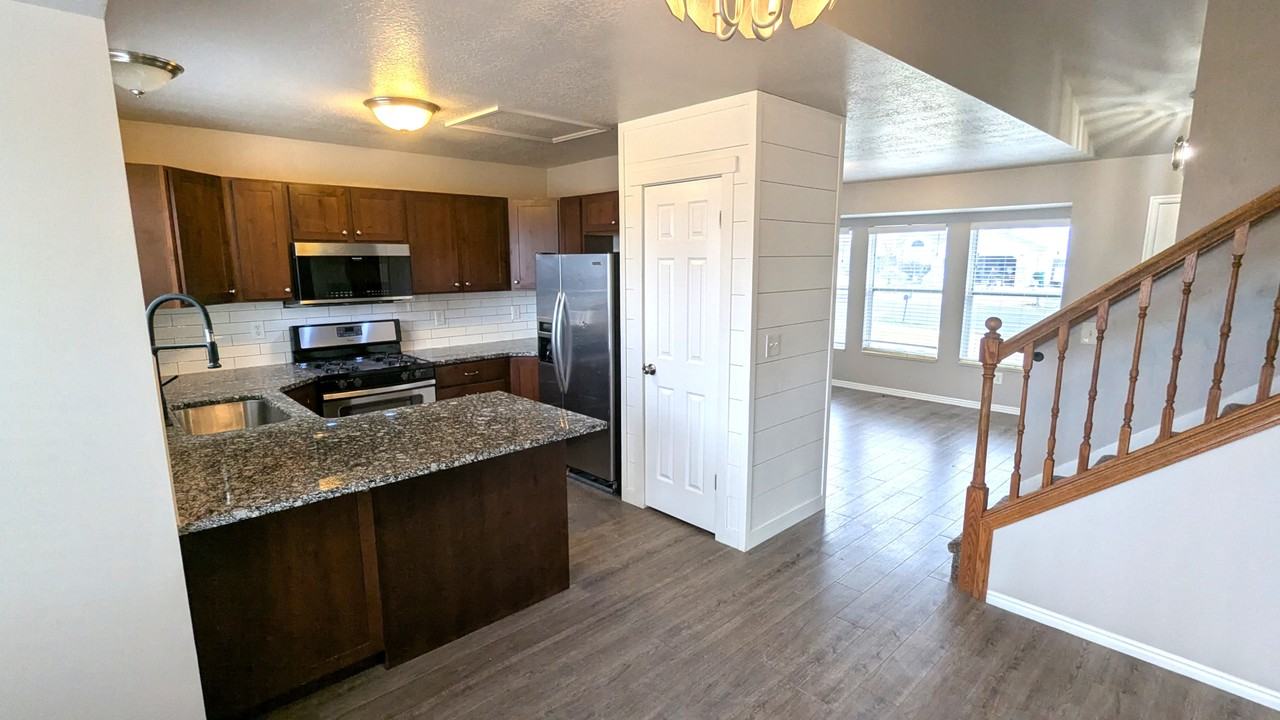 1135 E Meadow Way Dr - Photo 3 of 33