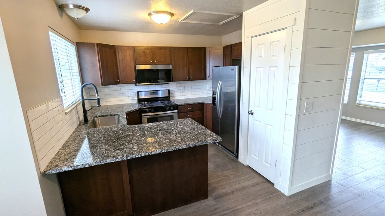 1135 E Meadow Way Dr - Photo 4 of 33