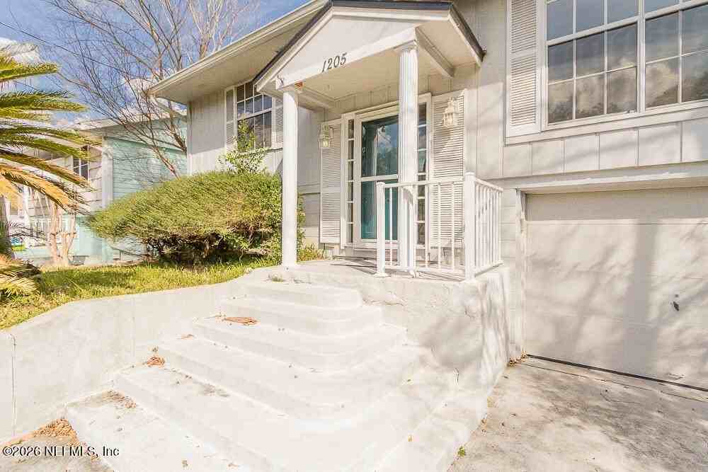 1205 16th St N - Photo 3 of 33