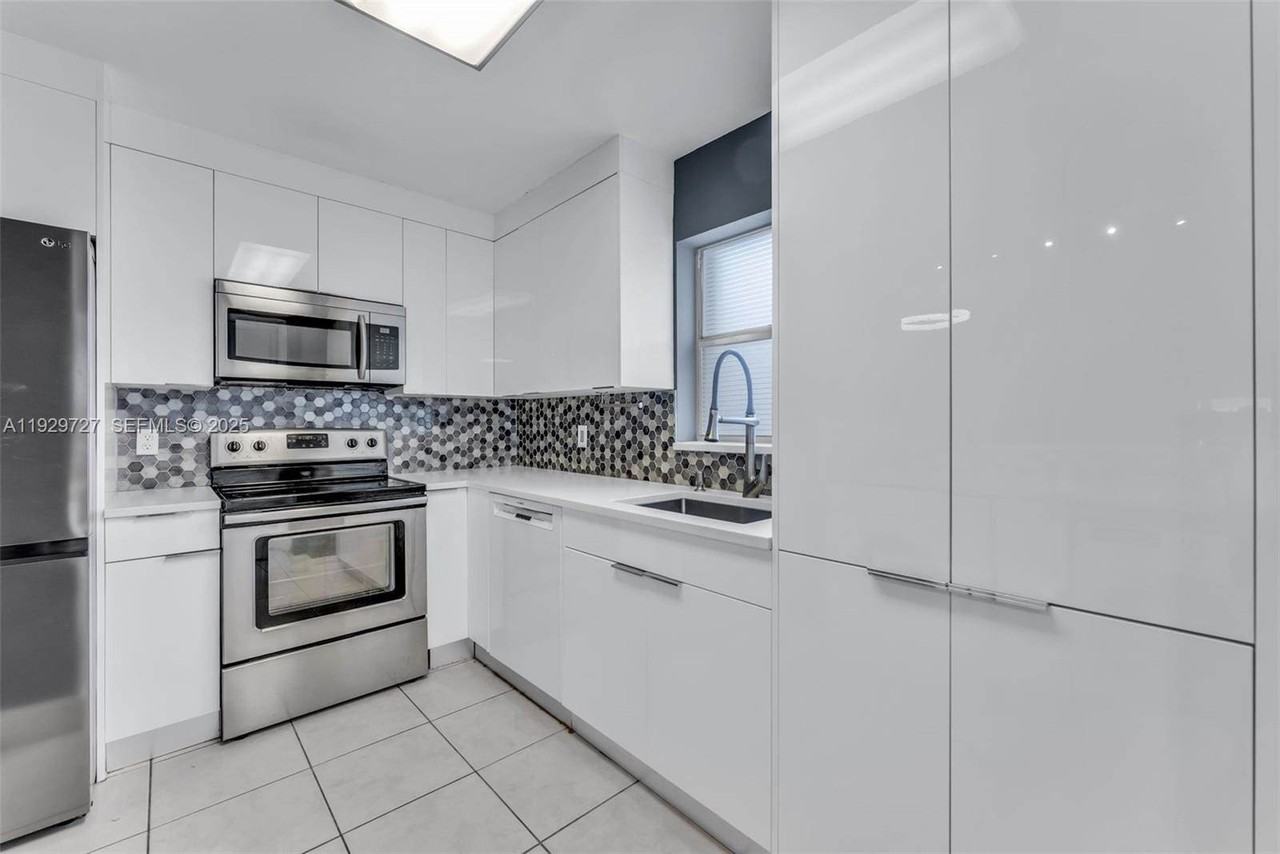 2945 Nw 68th St - Photo 3 of 27