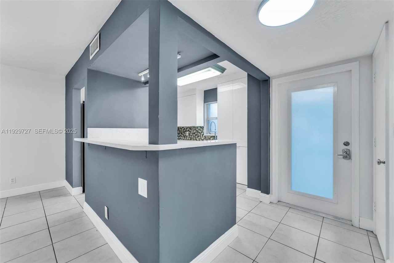2945 Nw 68th St - Photo 4 of 27