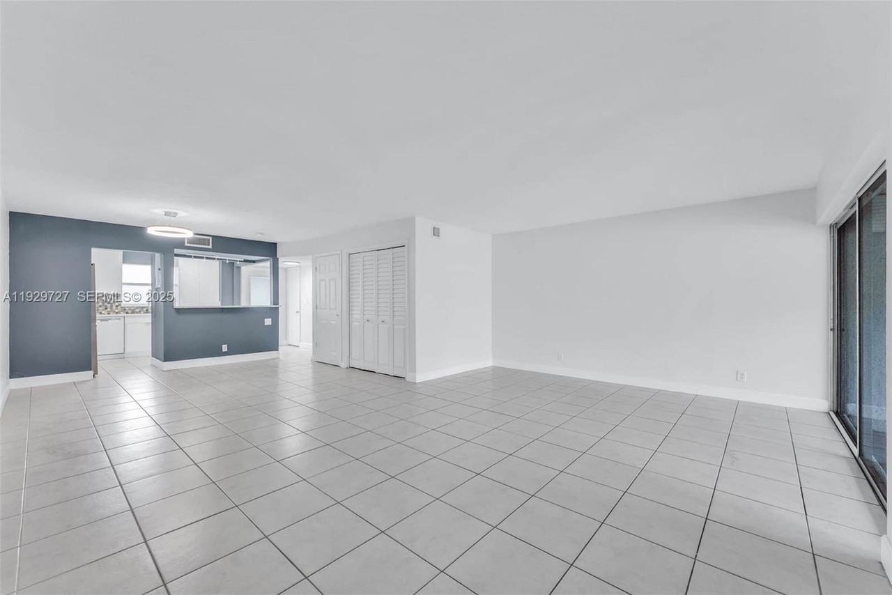 2945 Nw 68th St - Photo 6 of 27