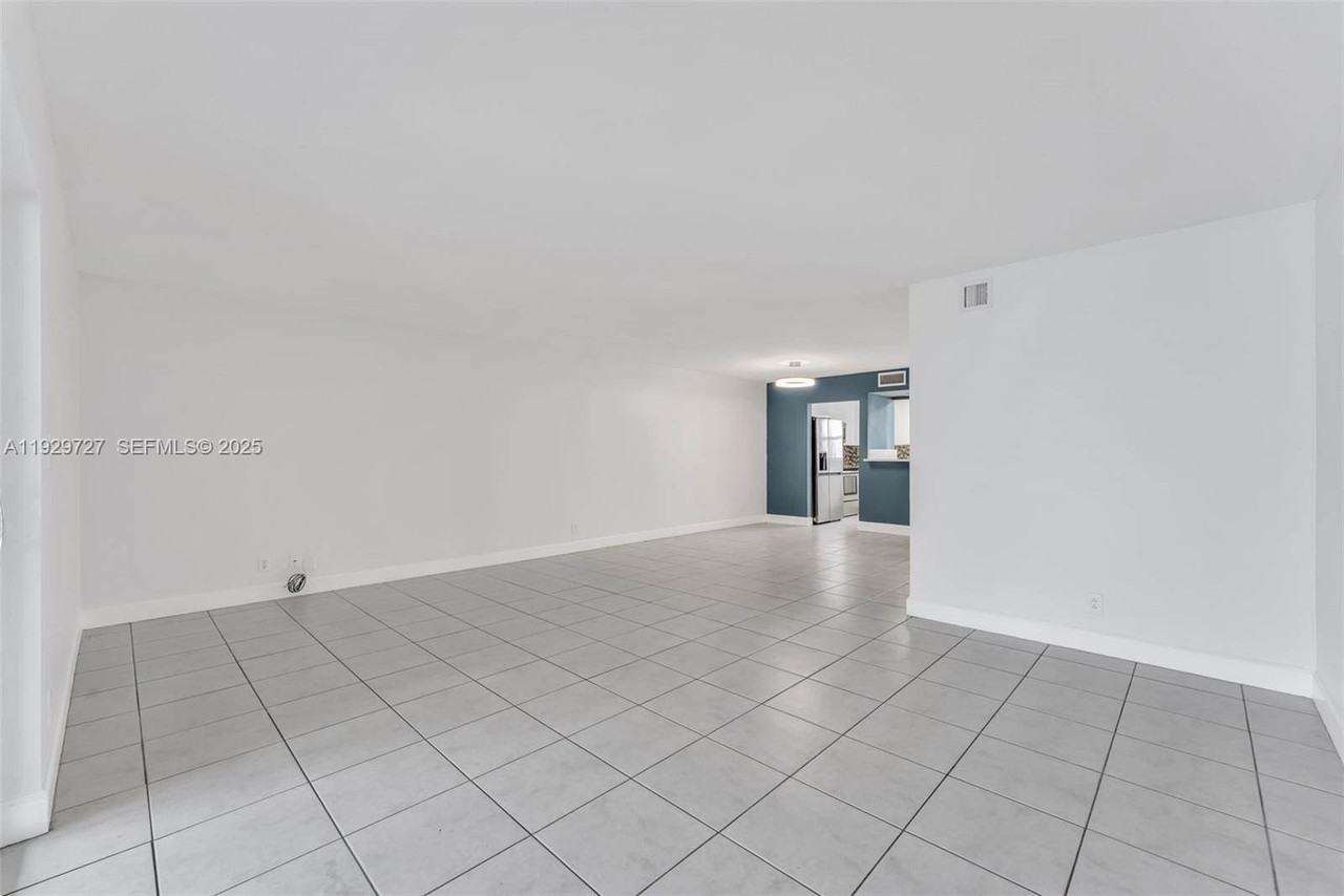 2945 Nw 68th St - Photo 7 of 27
