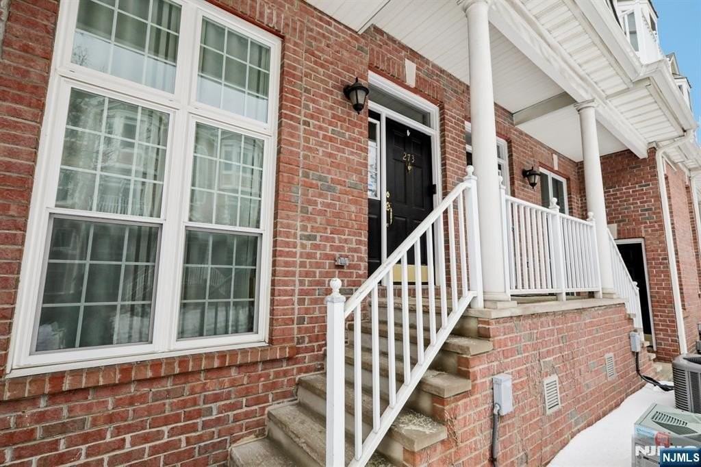 273 Roslyn Ct - Photo 3 of 44