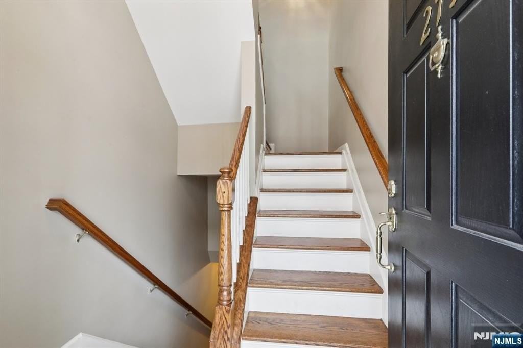 273 Roslyn Ct - Photo 4 of 44