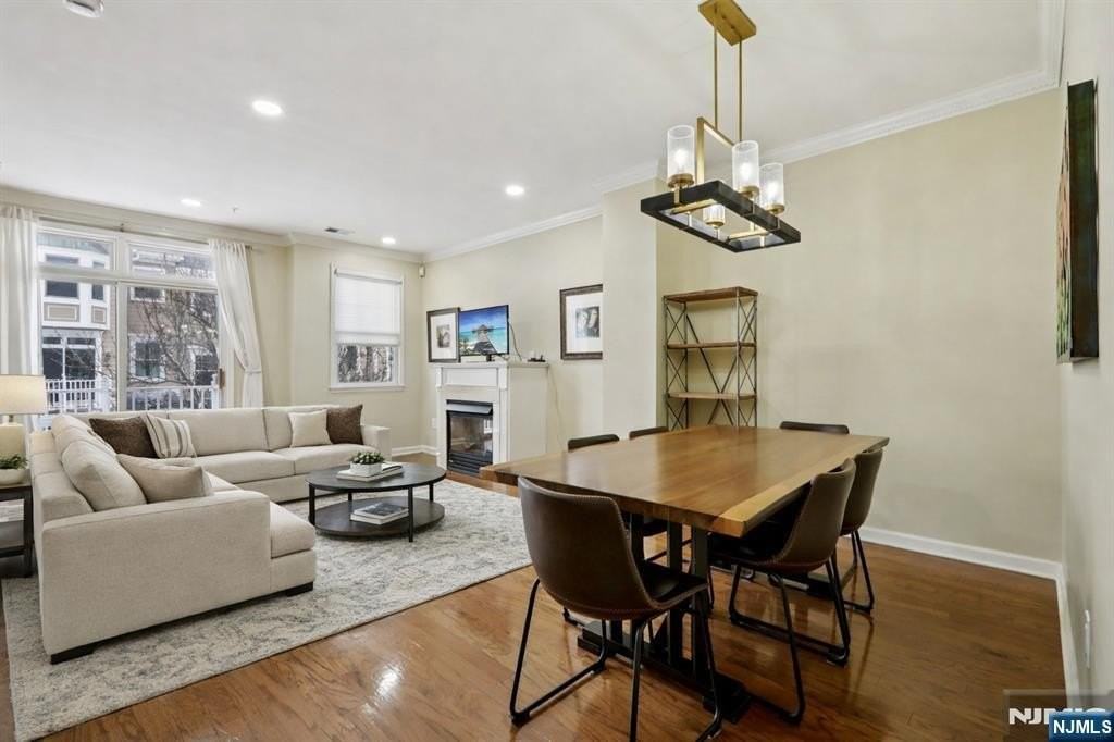 273 Roslyn Ct - Photo 5 of 44