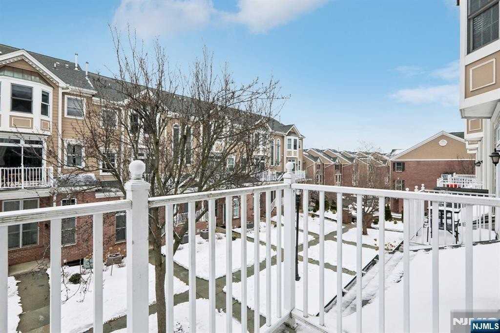 273 Roslyn Ct - Photo 7 of 44