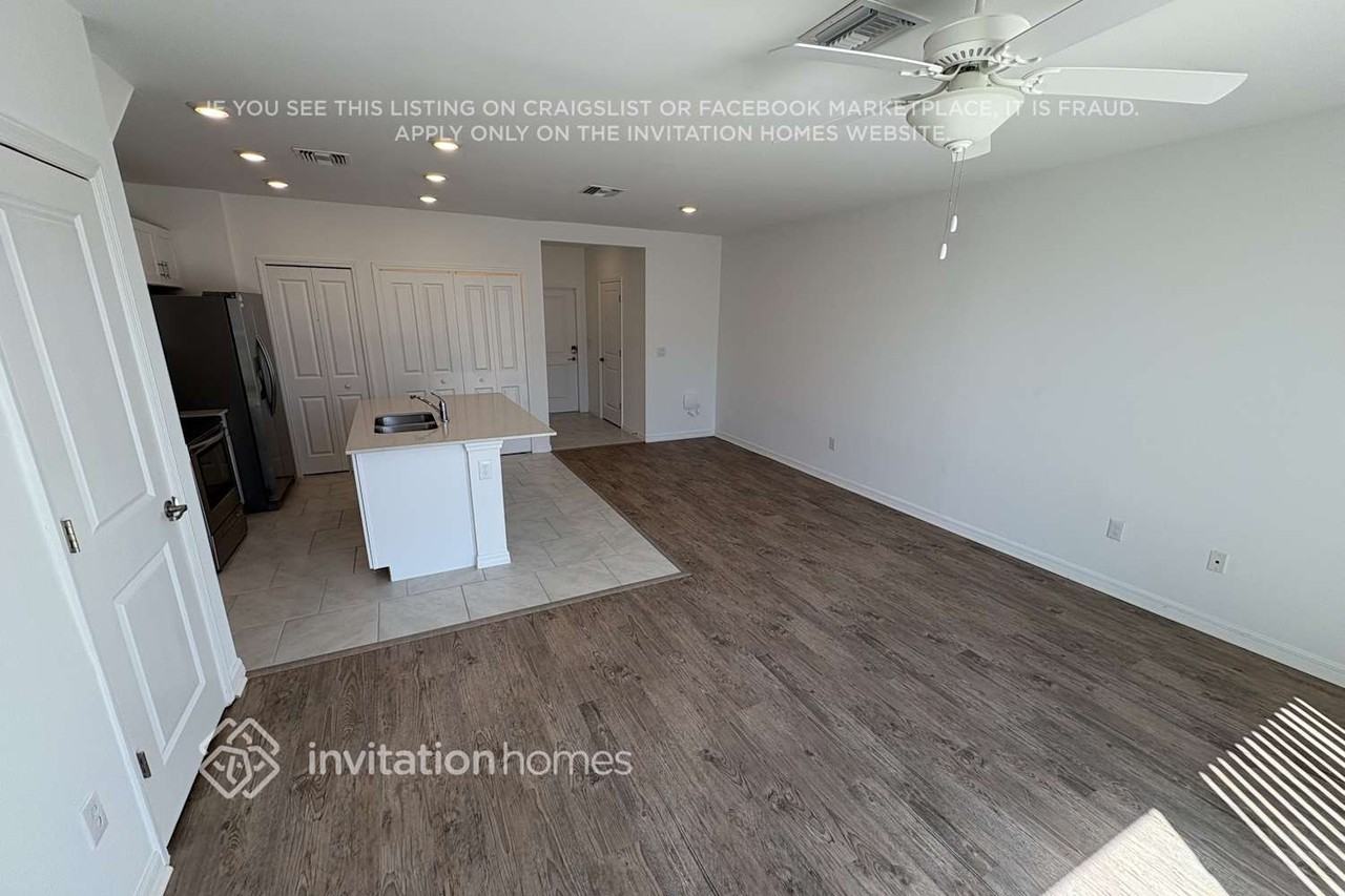 2077 E Landings Way - Photo 3 of 30