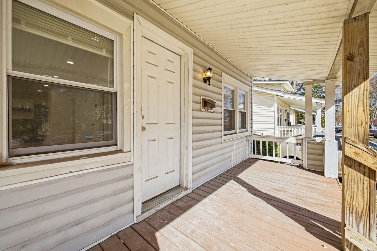 828 W 42nd St #1 - Photo 3 of 25