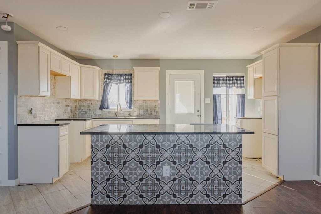 1202 E 42nd St - Photo 4 of 12