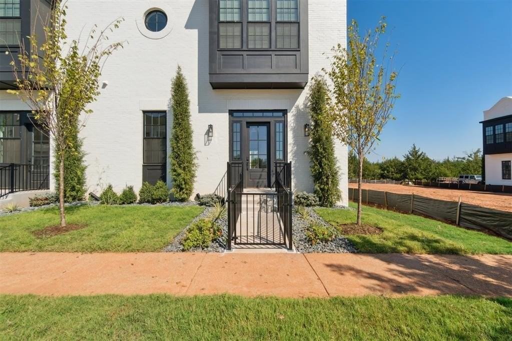 18835 Selah Way - Photo 6 of 50