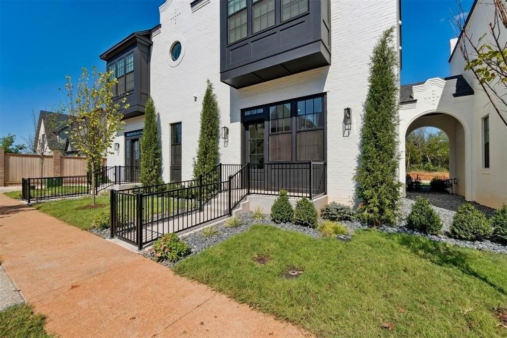 18821 Selah Way - Photo 3 of 46