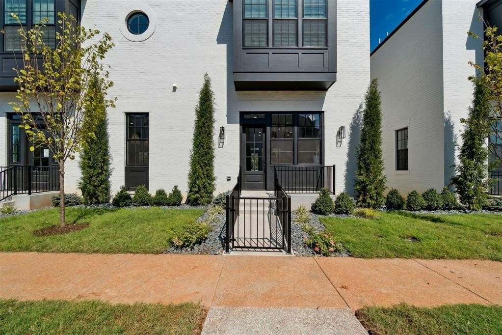 18821 Selah Way - Photo 5 of 46