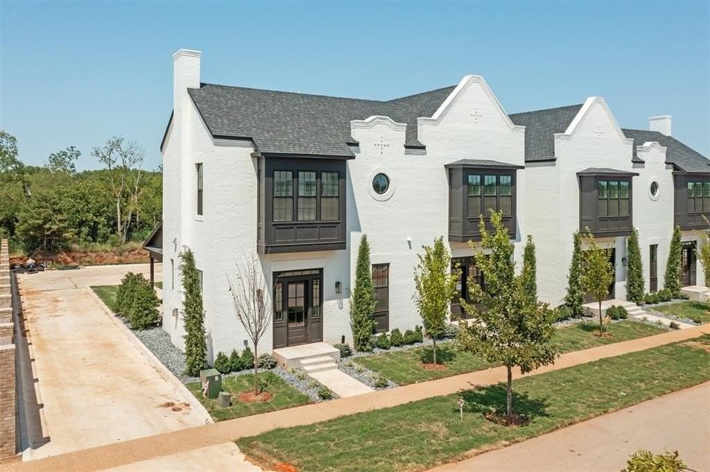 18817 Selah Way - Photo 2 of 48