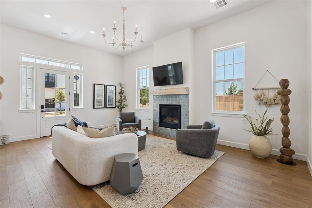 18817 Selah Way - Photo 4 of 48