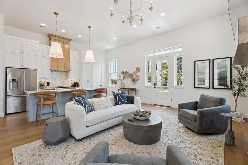 18817 Selah Way - Photo 5 of 48