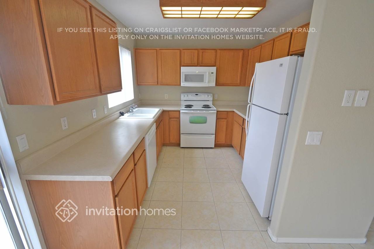 6225 W Warner St - Photo 4 of 10