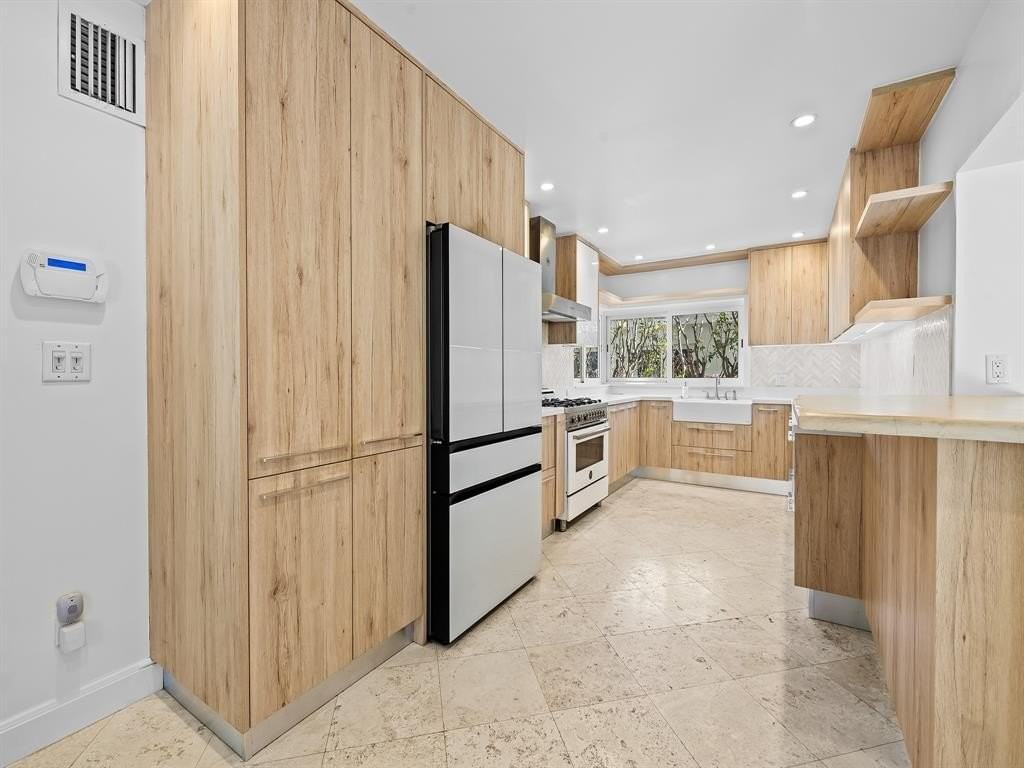 640 Se 26th Ave - Photo 3 of 25