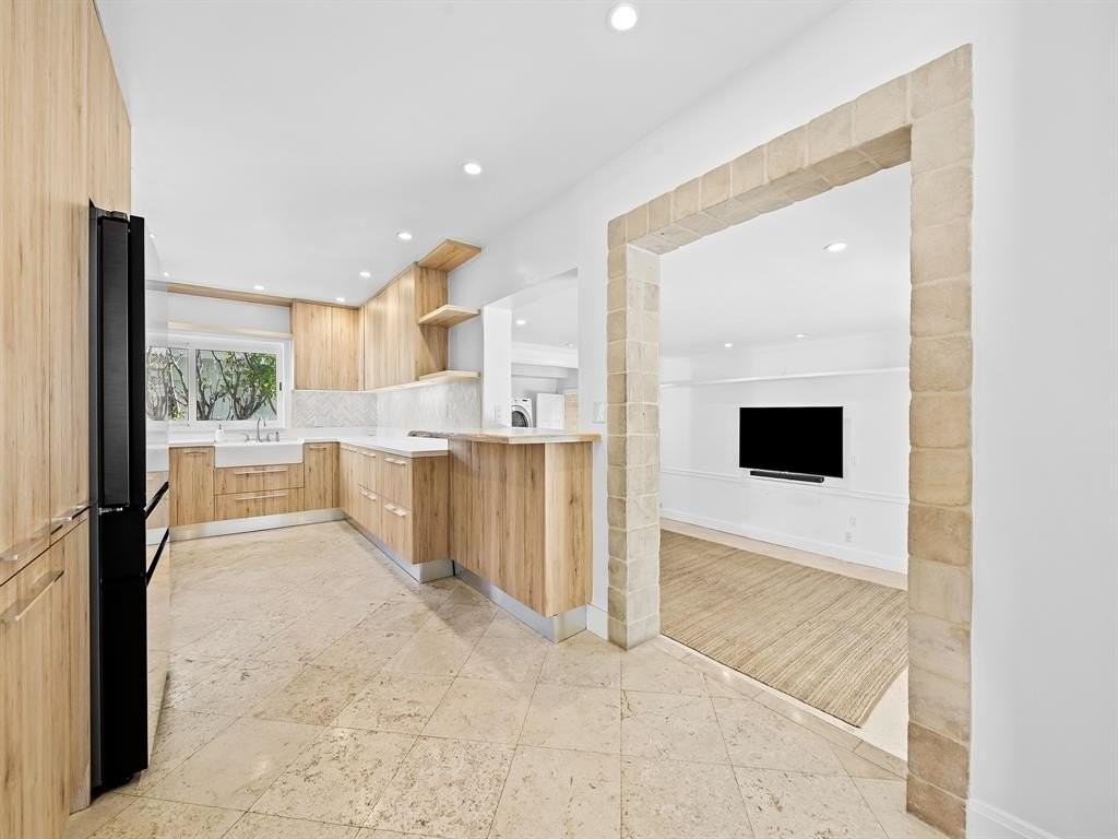 640 Se 26th Ave - Photo 5 of 25