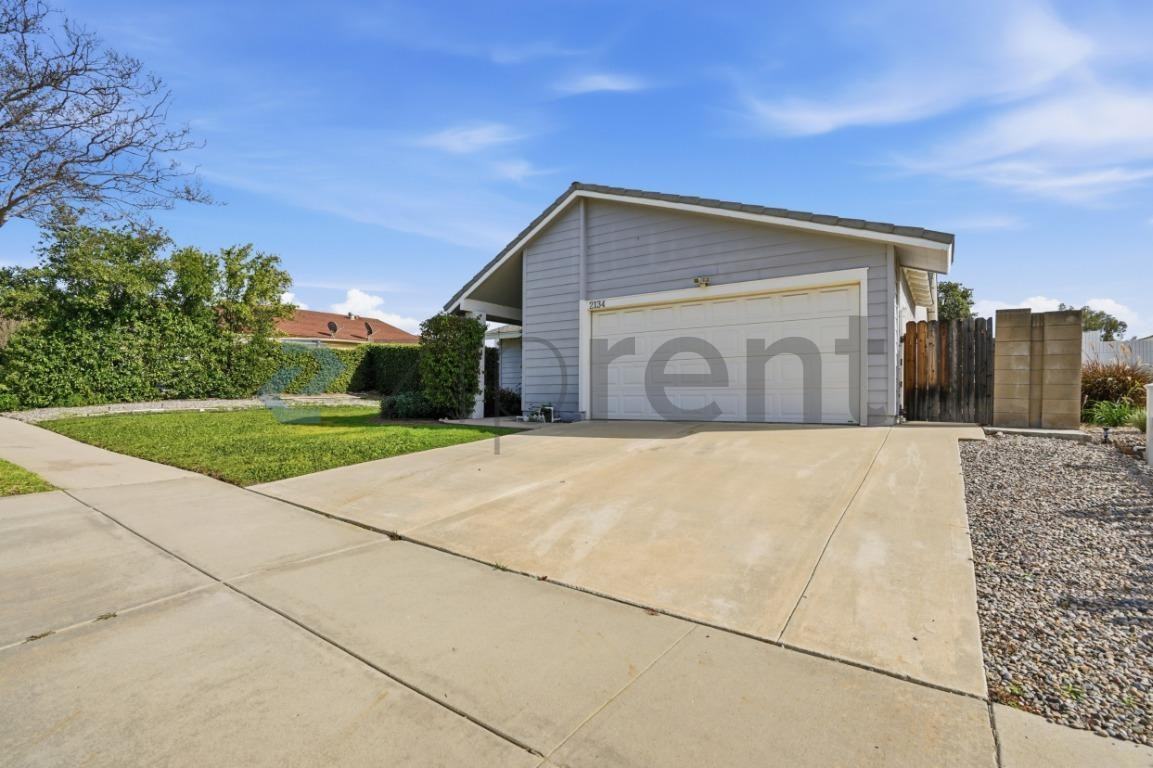 2134 Latham St - Photo 4 of 36